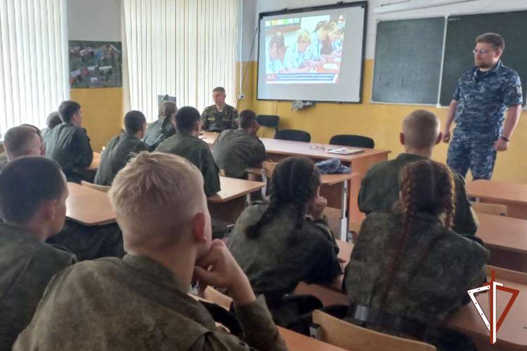 Представители Росгвардии проводят в Зауралье профориентационные встречи с молодежью