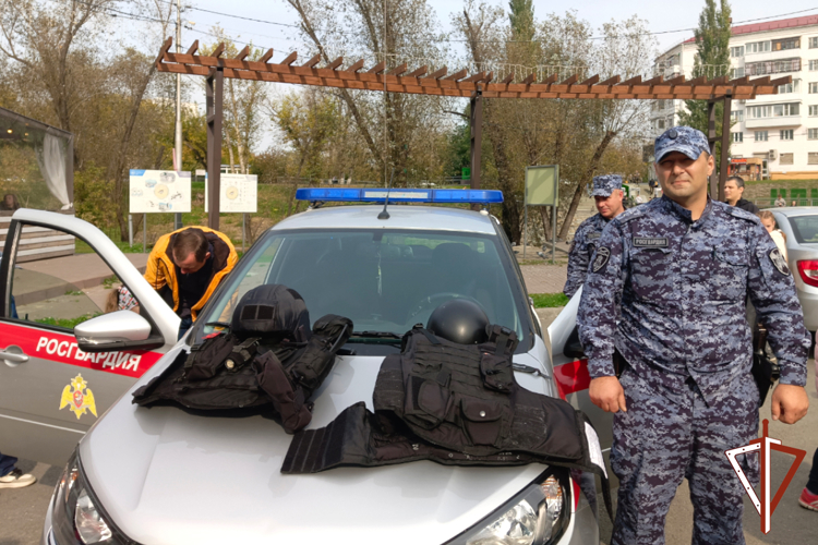 Профориентационные и патриотические мероприятия провели росгвардейцы в Зауралье