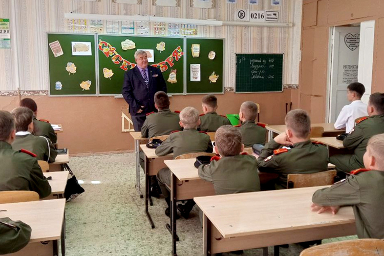 Представители курганского управления Росгвардии поздравили учащихся и педагогов с Днем знаний