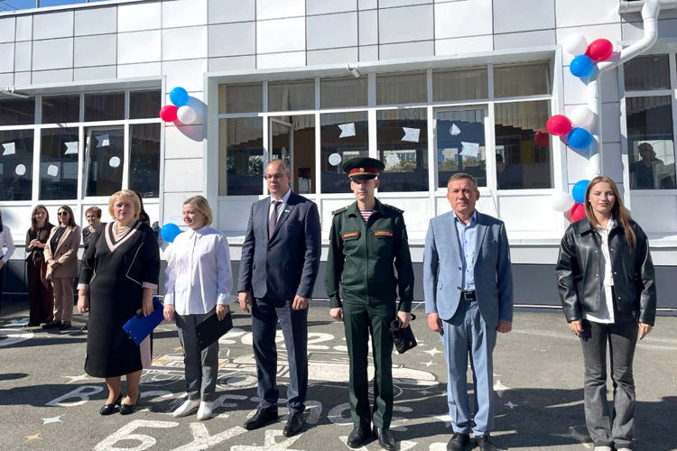 Представители курганского управления Росгвардии поздравили учащихся и педагогов с Днем знаний