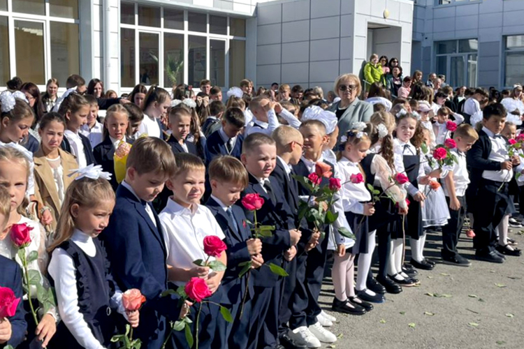 Представители курганского управления Росгвардии поздравили учащихся и педагогов с Днем знаний