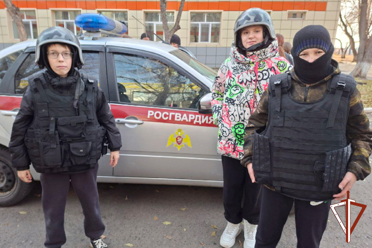 В Зауралье Росгвардия провела День открытых дверей для подшефных школьников