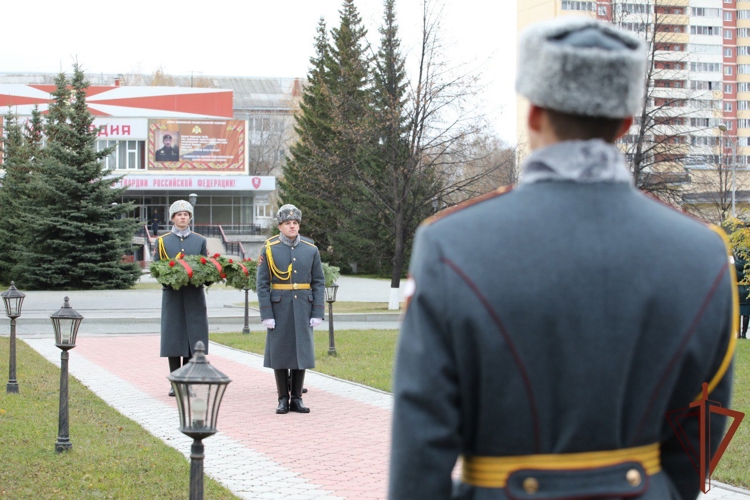 Уральский округ Росгвардии награжден орденом Жукова (видео)