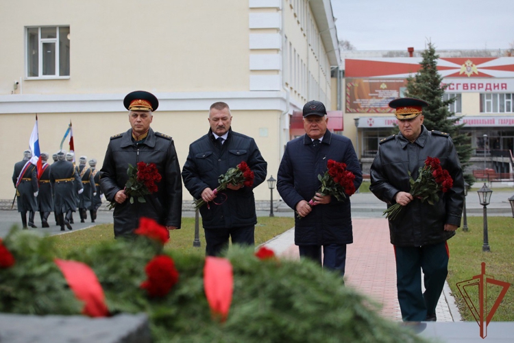 Уральский округ Росгвардии награжден орденом Жукова (видео)