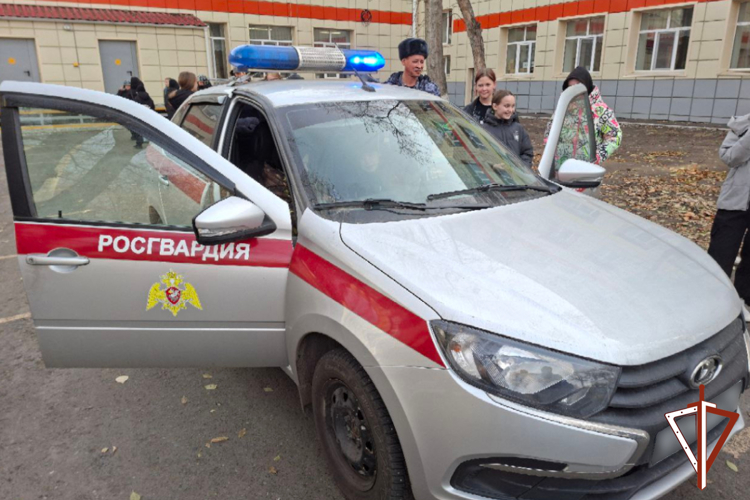 В Зауралье Росгвардия провела День открытых дверей для подшефных школьников