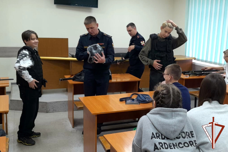 В Зауралье Росгвардия провела День открытых дверей для подшефных школьников