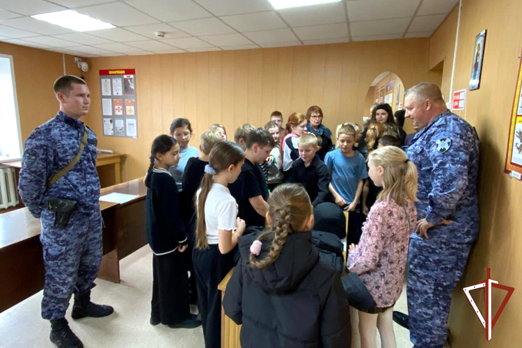 В Зауралье Росгвардия провела День открытых дверей для подшефных школьников
