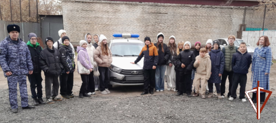В Зауралье Росгвардия провела День открытых дверей для подшефных школьников
