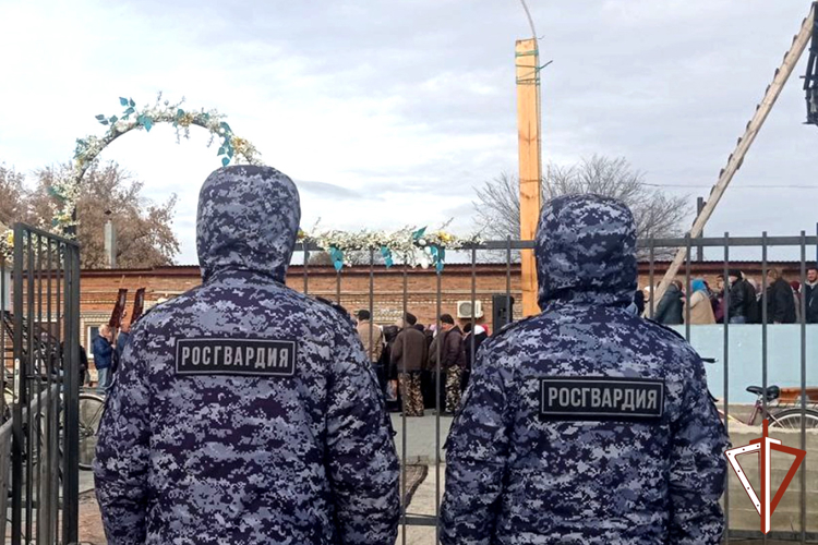 Росгвардейцы обеспечили безопасность религиозного праздника в Зауралье и присоединились к торжеству