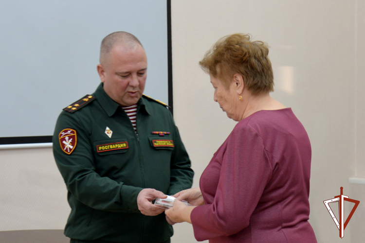 Матерей погибших воинов правопорядка поздравила с праздником Росгвардия в Кургане (видео)