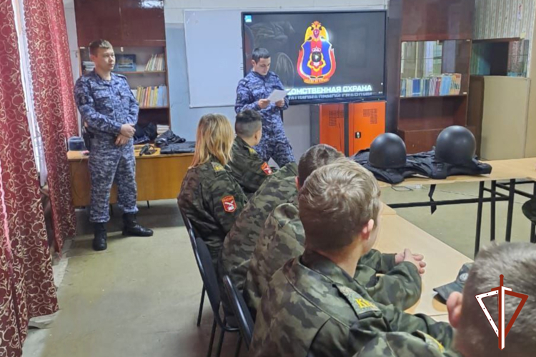 Росгвардейцы знакомят зауральских школьников с профессией защитника Отечества