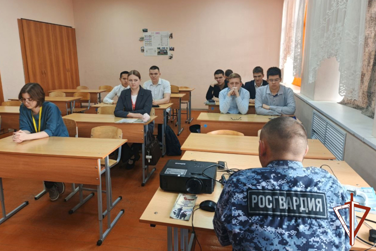 Росгвардейцы знакомят зауральских школьников с профессией защитника Отечества