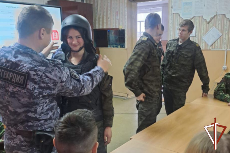Росгвардейцы знакомят зауральских школьников с профессией защитника Отечества