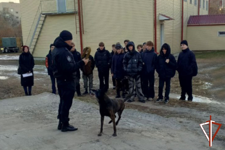 Росгвардейцы знакомят зауральских школьников с профессией защитника Отечества