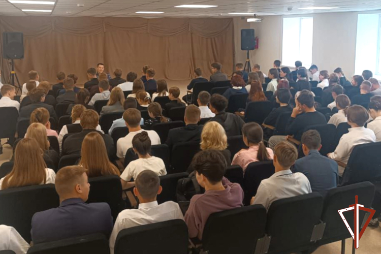 Росгвардейцы знакомят зауральских школьников с профессией защитника Отечества