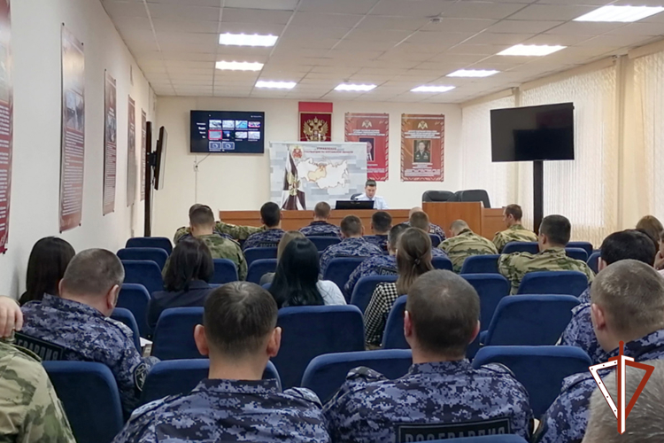 В Кургане росгвардейцы встретились с представителем городской ГАИ