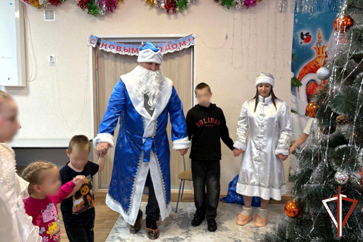 Дед Мороз специального назначения дарит праздник юным зауральцам
