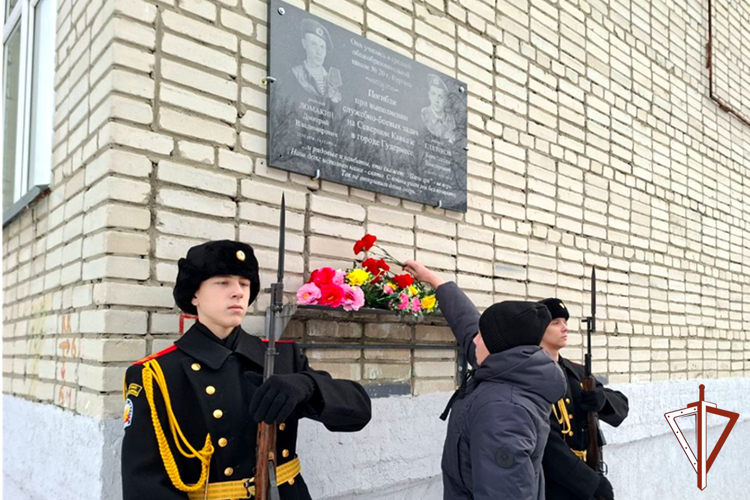 Росгвардейцы отдали дань памяти погибшим 30 лет назад на Северном Кавказе воинам-курганцам