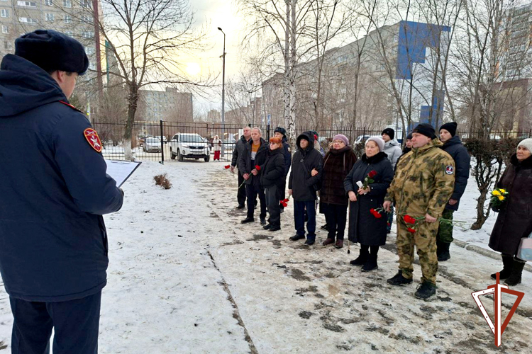Росгвардейцы отдали дань памяти погибшим 30 лет назад на Северном Кавказе воинам-курганцам