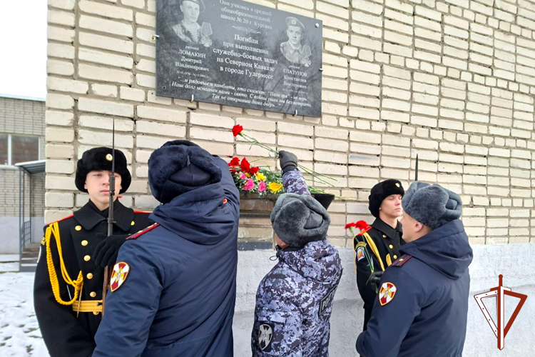 Росгвардейцы отдали дань памяти погибшим 30 лет назад на Северном Кавказе воинам-курганцам