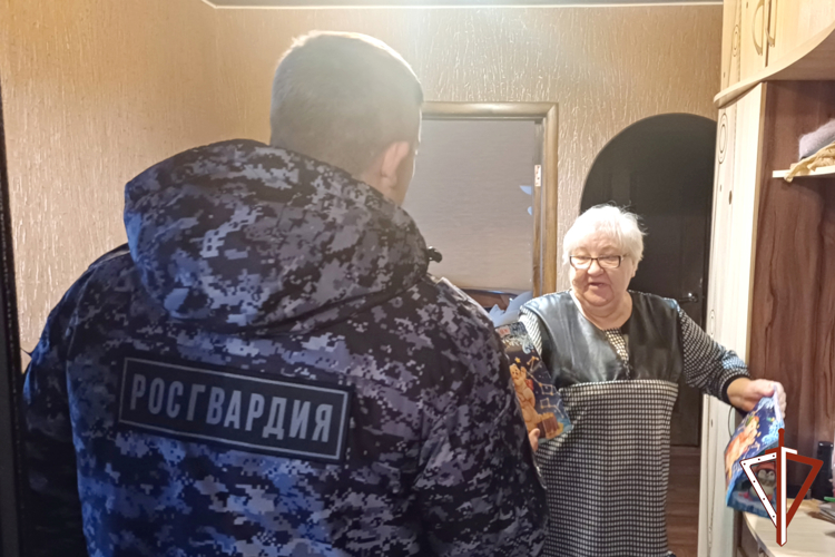 В Кургане представители Росгвардии поздравили матерей погибших воинов правопорядка с Рождеством Христовым