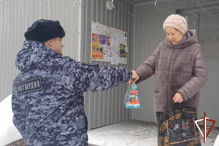 В Кургане представители Росгвардии поздравили матерей погибших воинов правопорядка с Рождеством Христовым