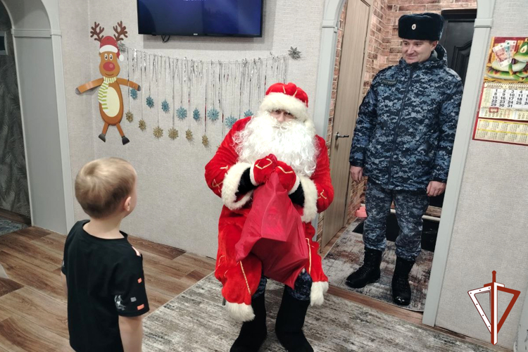 В Зауралье Дед Мороз специального назначения пришел в гости к семьям росгвардейцев