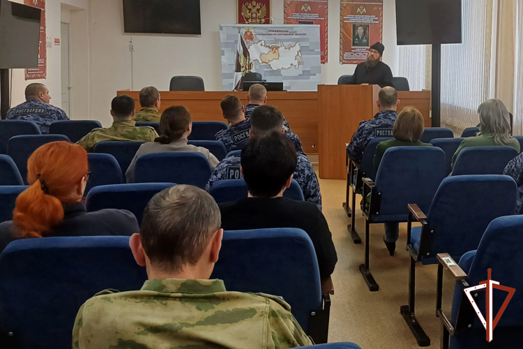 Курганский священник провел духовную беседу с росгвардейцами