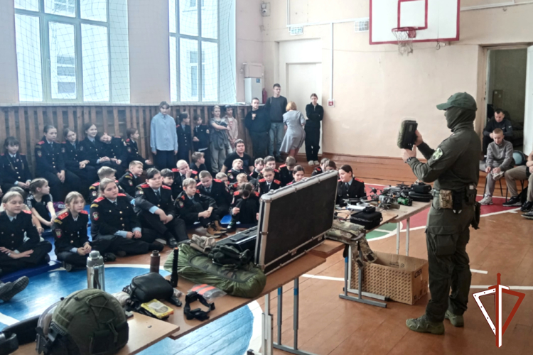 Представители Росгвардии провели тематические встречи в курганских школах