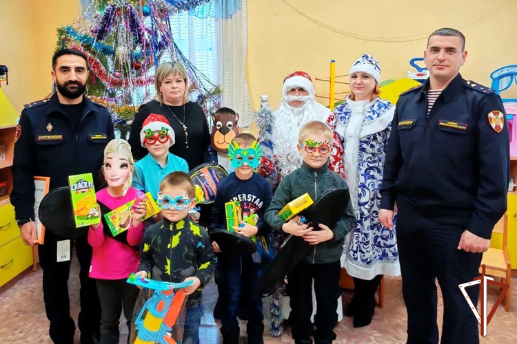 Дед Мороз специального назначения дарит праздник юным зауральцам