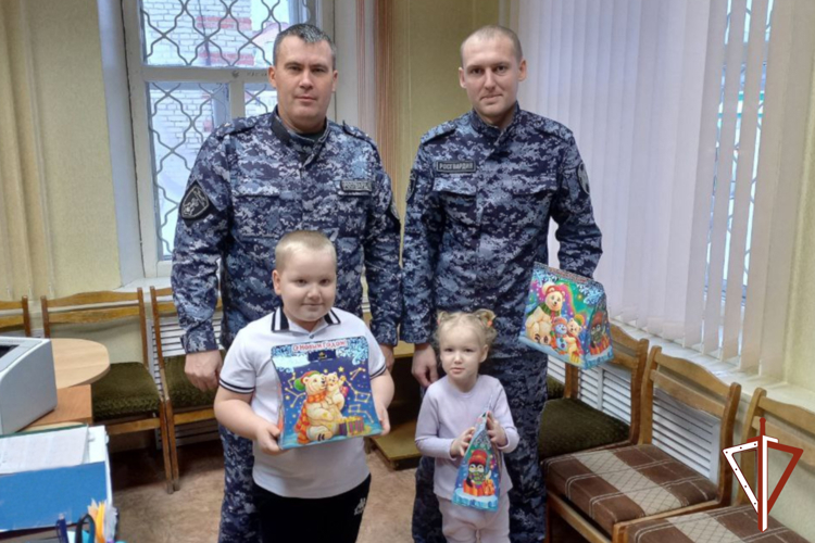 В Зауралье Дед Мороз специального назначения пришел в гости к семьям росгвардейцев