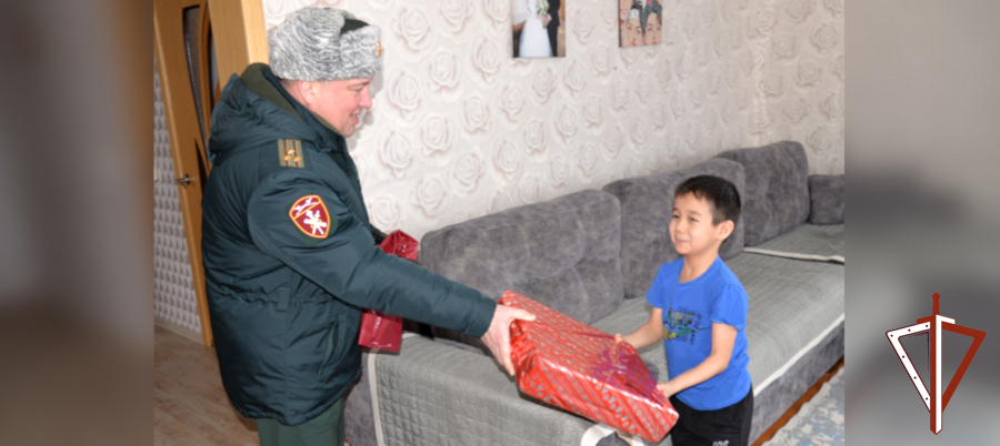 Росгвардия исполнила новогоднее желание зауральского первоклассника