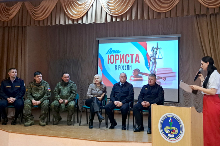 Сотрудники Росгвардии рассказали студентам зауральского колледжа о профессии правоохранителя