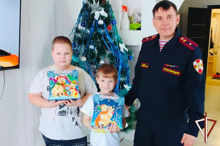 В Зауралье Дед Мороз специального назначения пришел в гости к семьям росгвардейцев