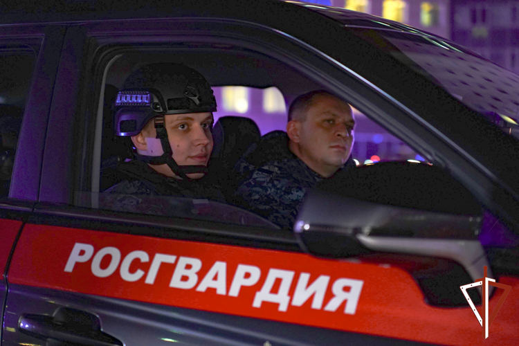 Сотрудники вневедомственной охраны Росгвардии провели флешмоб, посвященный Году единства народов России (видео)