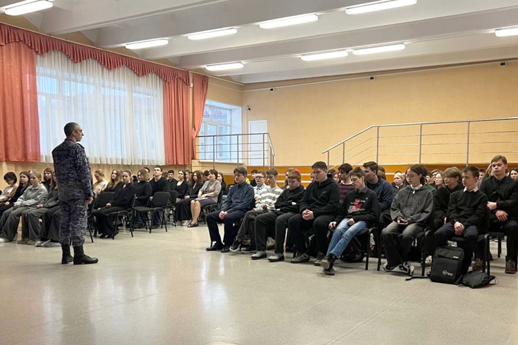 Профориентационную работу с молодежью продолжают росгвардейцы в Зауралье