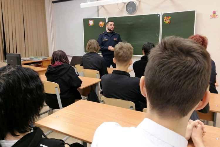 Профориентационную работу с молодежью продолжают росгвардейцы в Зауралье