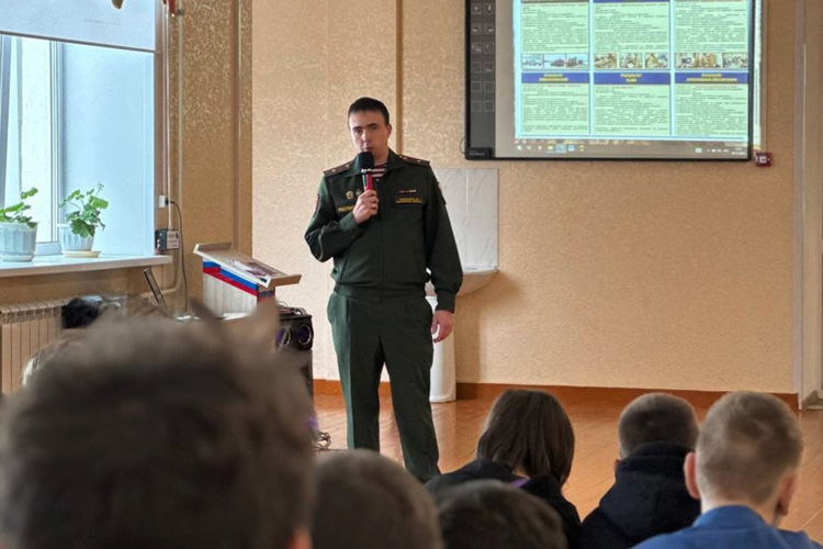 Профориентационную работу с молодежью продолжают росгвардейцы в Зауралье