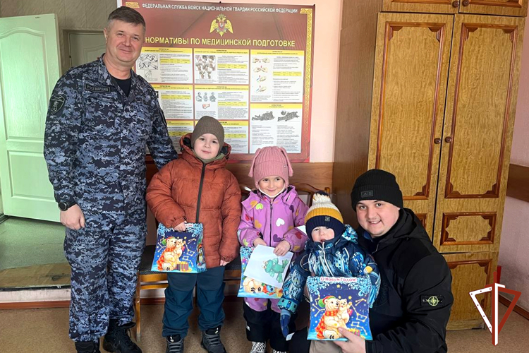 В Зауралье Дед Мороз специального назначения пришел в гости к семьям росгвардейцев
