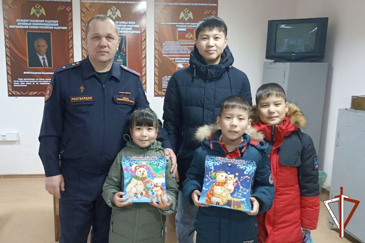 В Зауралье Дед Мороз специального назначения пришел в гости к семьям росгвардейцев