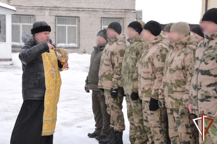 Курганский священник совершил молебен для росгвардейцев за здравие защитников Отечества