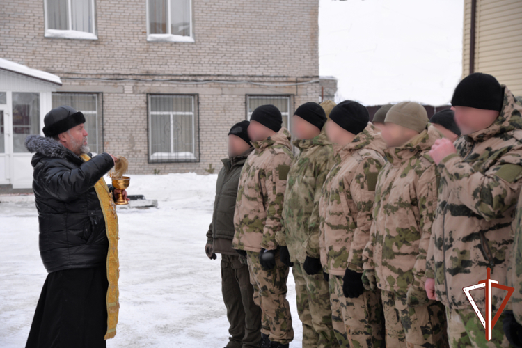 Курганский священник совершил молебен для росгвардейцев за здравие защитников Отечества