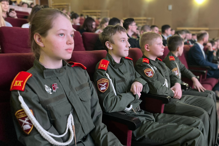 Офицеры Росгвардии поздравили подшефных зауральских школьников с принятием присяги (видео)