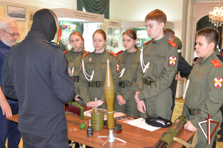 Патриотическое мероприятие для кадет провели росгвардейцы в музее истории Кургана (видео)