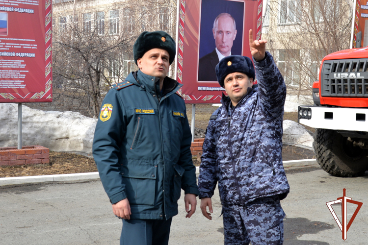 В Кургане росгвардейцы совместно с МЧС России отработали действия при пожаре (видео)