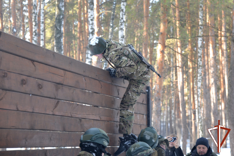 Военно-спортивные соревнования среди кадет посвятили подвигу офицеров курганского СОБР (видео)