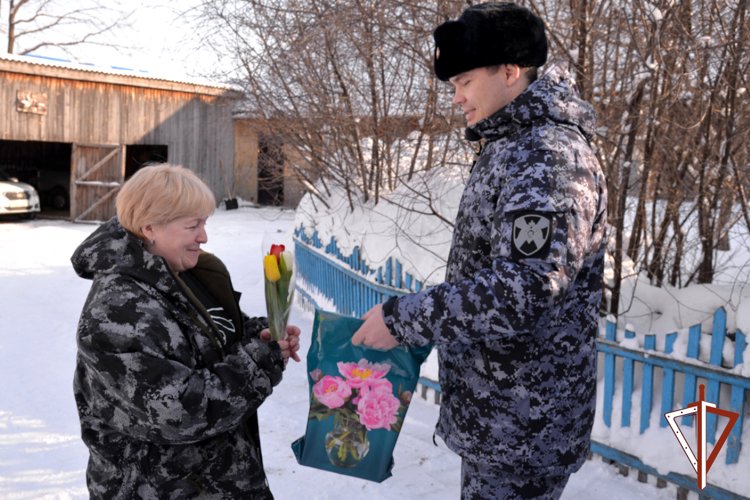 Росгвардия поздравила матерей погибших воинов правопорядка с 8 Марта