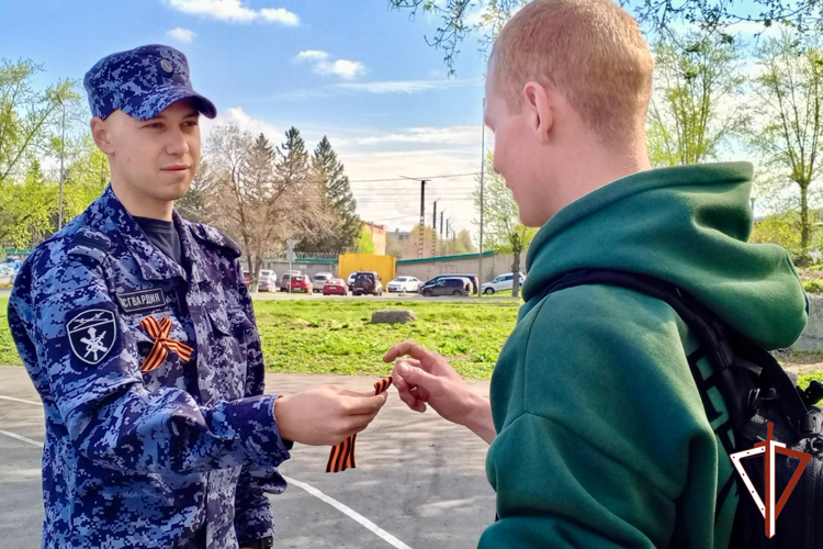 К патриотической акции «Георгиевская ленточка» присоединились росгвардейцы в Кургане