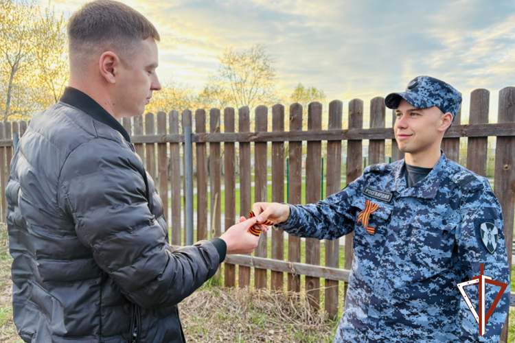 К патриотической акции «Георгиевская ленточка» присоединились росгвардейцы в Кургане