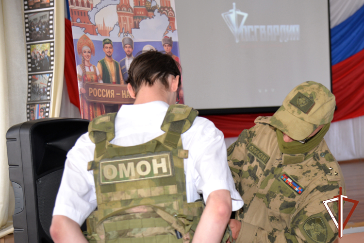 Сотрудники ОМОН Росгвардии провели открытый урок в подшефной курганской школе (видео)